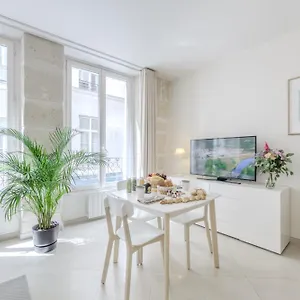 Jardin Saint Honore Париж